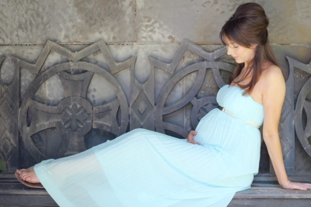 DIY Maternity Photo Shoot - Amy Antoinette